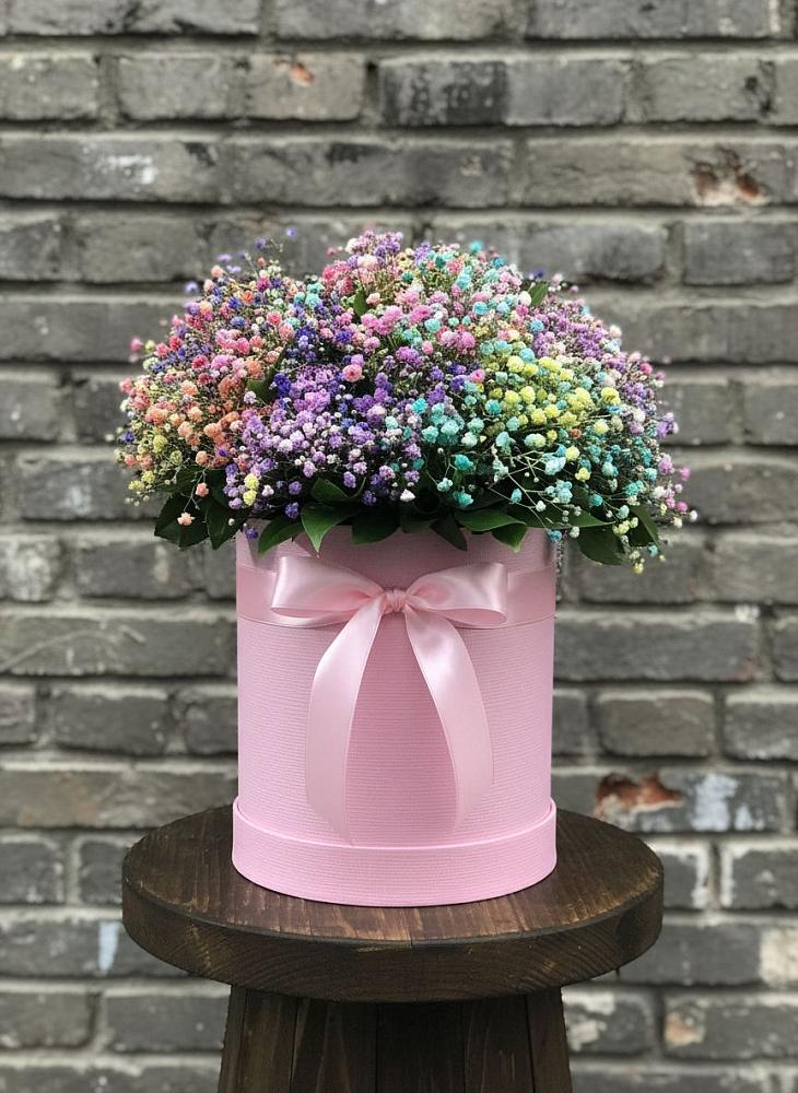 Цветочная композиция из Гипсофила и Розы в шляпной коробке в Сорочинске