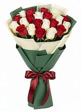 Букет Микс из красных и белых роз в Сорочинске