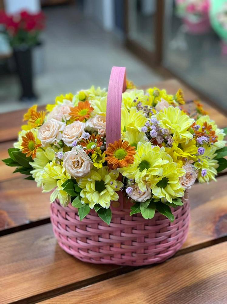 Цветочная композиция из Хризантемы и Розы в корзине в Сорочинске
