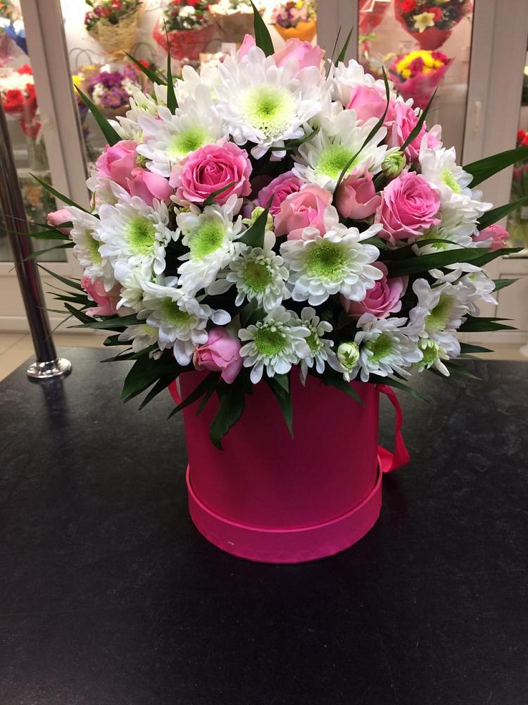 Цветочная композиция из Розы и Хризантемы в шляпной коробке в Сорочинске