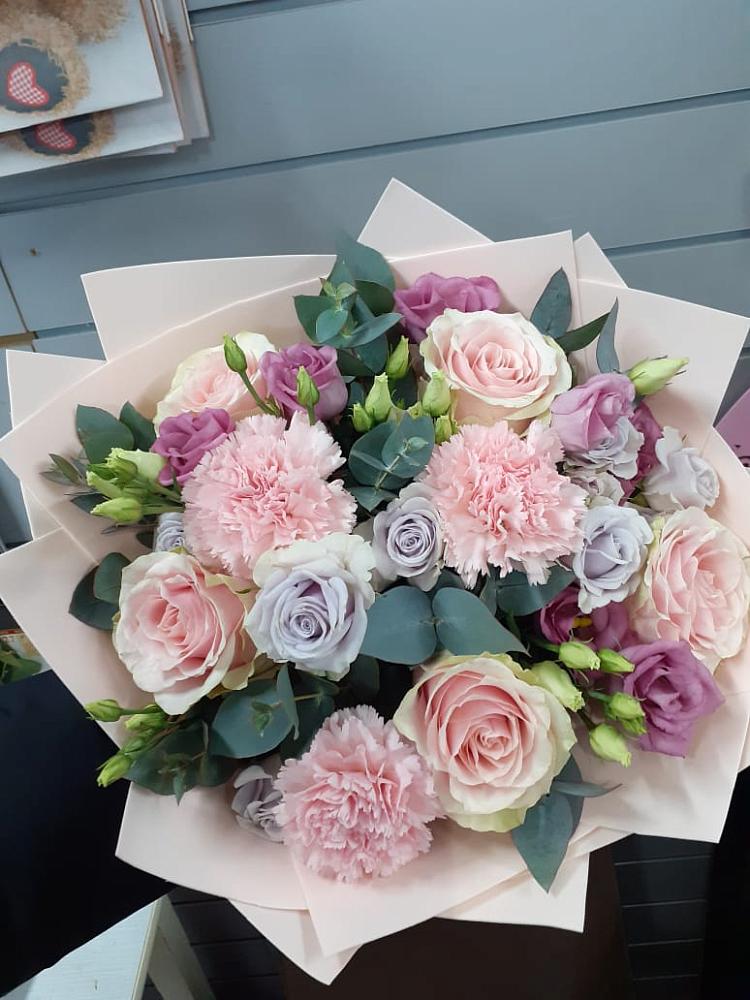 Букет цветов из: Розы, Гвоздики и Лизиантусы в Сорочинске