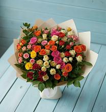 Букет Микс из разноцветных кустовых роз в Сорочинске